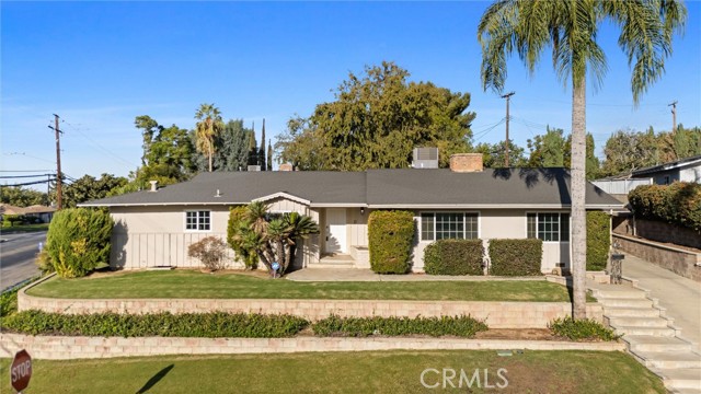 Detail Gallery Image 4 of 52 For 1800 Country Club Dr, Bakersfield,  CA 93306 - 5 Beds | 3 Baths