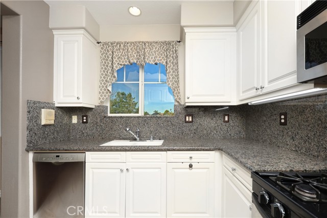 Detail Gallery Image 13 of 28 For 155 Zephyr Run, Tustin,  CA 92782 - 3 Beds | 3/1 Baths
