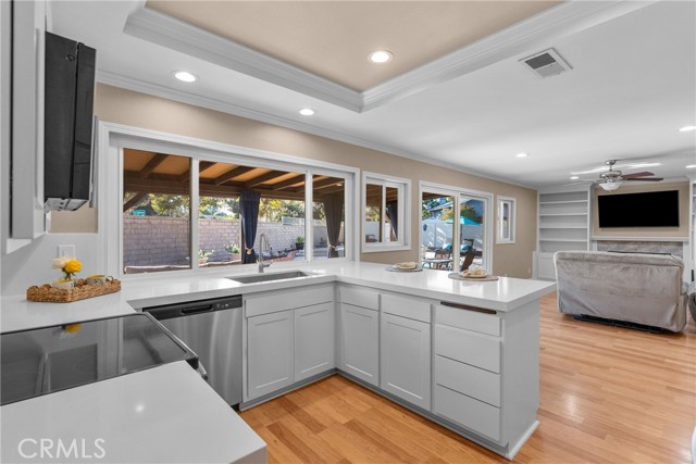 Detail Gallery Image 12 of 41 For 23439 via Elisandra, Valencia,  CA 91355 - 5 Beds | 3 Baths