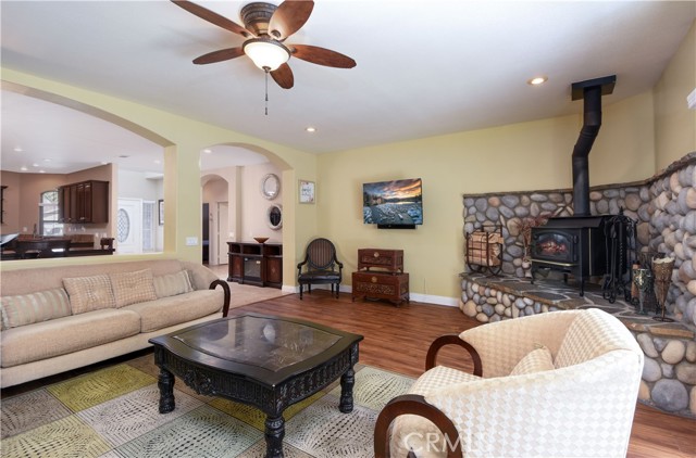 Detail Gallery Image 13 of 40 For 30938 Emperor, Canyon Lake,  CA 92587 - 4 Beds | 3 Baths