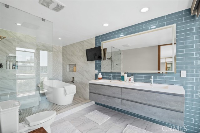 4062 Aladdin Drive, Huntington Beach CA: https://media.crmls.org/medias/97c83e00-c244-4d5b-a79b-3e0e2985acd6.jpg