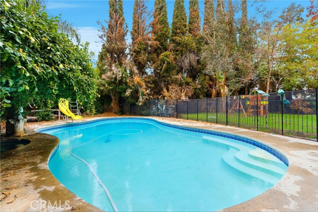 Detail Gallery Image 35 of 42 For 2404 Prestwick Ct, Bakersfield,  CA 93309 - 3 Beds | 2 Baths