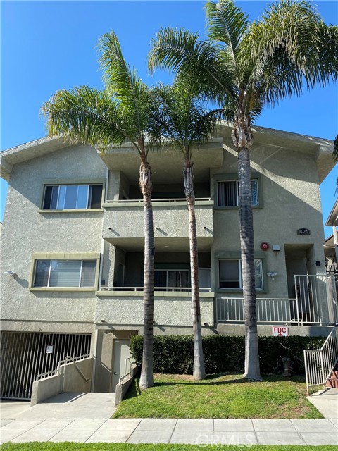 Detail Gallery Image 1 of 10 For 621 E Olive Ave #106,  Burbank,  CA 91501 - 3 Beds | 3 Baths