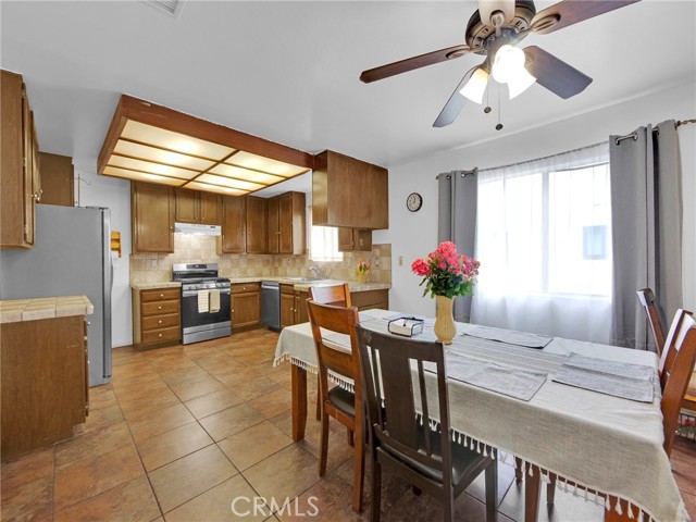 Detail Gallery Image 12 of 31 For 18425 Saticoy St #1,  Reseda,  CA 91335 - 3 Beds | 2/1 Baths