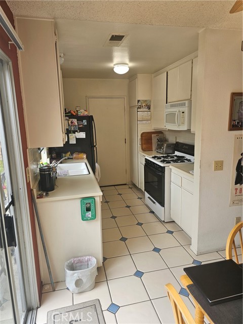 Detail Gallery Image 12 of 40 For 12274 Daisy Ct, Rancho Cucamonga,  CA 91739 - 3 Beds | 2/1 Baths