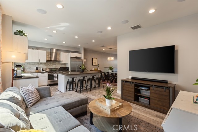 4812 Ben Ave, Valley Village CA: https://media.crmls.org/medias/97cccdbd-d8f6-4351-a79a-b88d256a2162.jpg