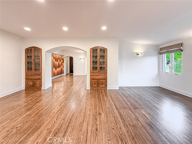 Detail Gallery Image 12 of 60 For 15452 Varden, Sherman Oaks,  CA 91403 - 4 Beds | 4 Baths