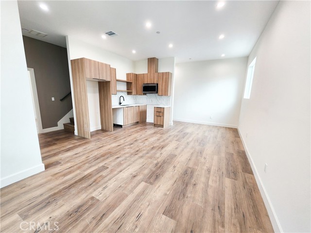 11255 Tiara Street, North Hollywood CA: https://media.crmls.org/medias/97d0dde3-6f95-4d21-9f9b-939c908a269e.jpg