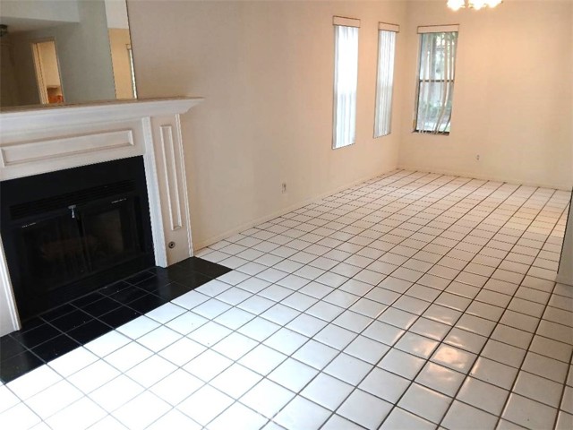 Detail Gallery Image 5 of 13 For 810 Baker #112,  Costa Mesa,  CA 92626 - 2 Beds | 1 Baths