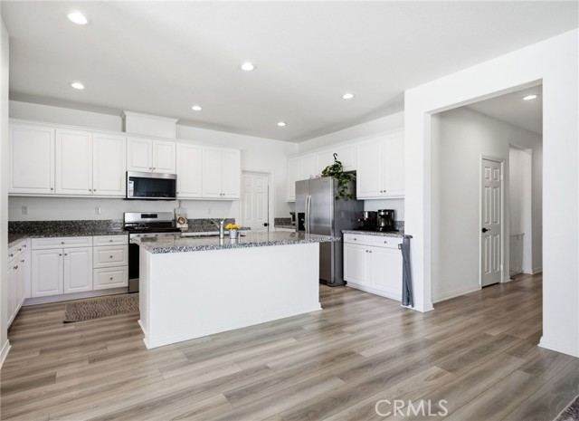 Detail Gallery Image 7 of 25 For 29068 Golden Sunset, Winchester,  CA 92596 - 4 Beds | 2 Baths