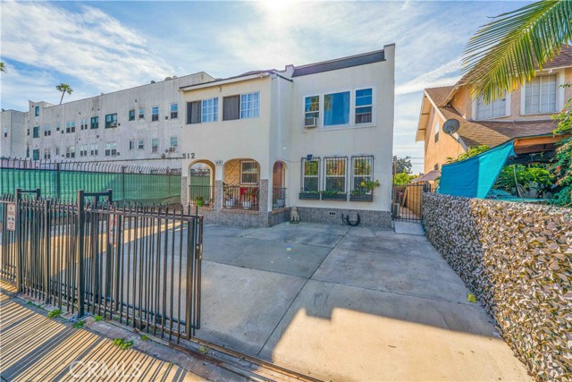 Detail Gallery Image 4 of 36 For 512 W 41st Pl, Los Angeles,  CA 90037 - 4 Beds | 2 Baths