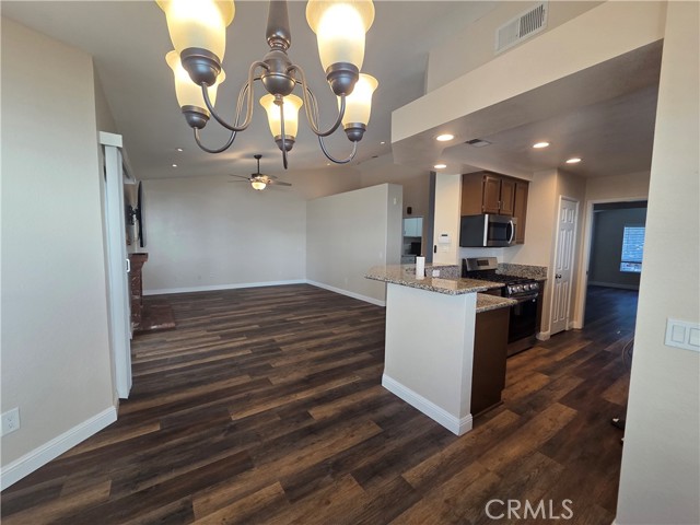730 Black Oak Circle, Corona CA: https://media.crmls.org/medias/97d685b5-ae3e-4b67-a9a0-15dc373414e8.jpg