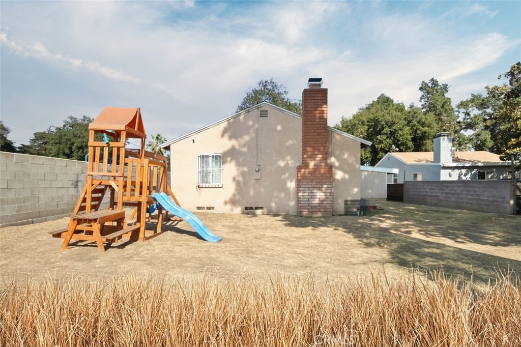 https://media.crmls.org/medias/97d707d6-673f-4395-9e56-ebe33e9d175a.jpg?preset=X-Large