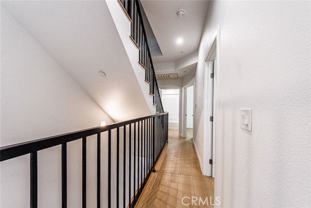 Detail Gallery Image 9 of 27 For 11839 1/2 Runnymede, North Hollywood,  CA 91605 - 4 Beds | 4 Baths