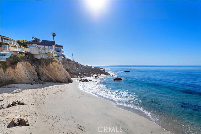 240 Moss Street, Laguna Beach CA: https://media.crmls.org/medias/97dcbd78-1e96-41e1-93d2-5bc9bd0636c4.jpg