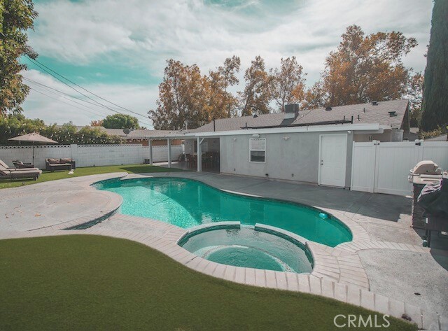 Detail Gallery Image 2 of 11 For 23721 Archwood St, West Hills,  CA 91307 - 4 Beds | 3 Baths