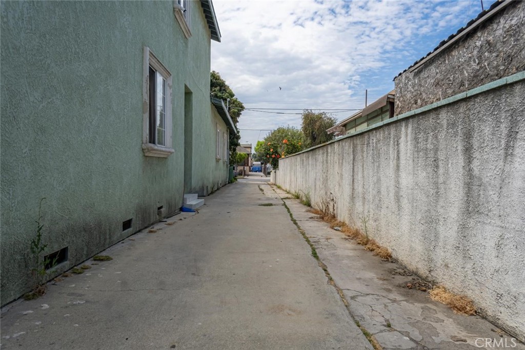 https://media.crmls.org/medias/97dfba29-de50-4603-bc50-3b20e319ee19.jpg?preset=X-Large