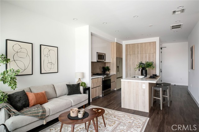 Detail Gallery Image 2 of 33 For 118 Astronaut Ellison S Onizuka Street #308,  Los Angeles,  CA 90012 - 1 Beds | 1 Baths