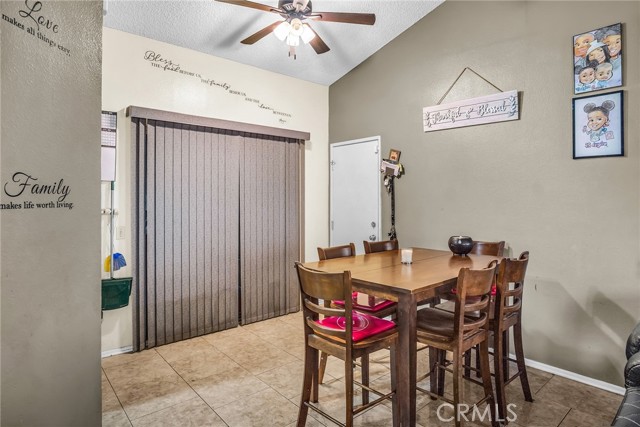 1137 Express Circle, Colton CA: https://media.crmls.org/medias/97e631c0-f61f-421a-aa37-67971505a8bc.jpg