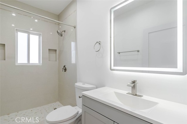 Detail Gallery Image 21 of 23 For 6850 1/2 Ranchito Ave, Van Nuys,  CA 91405 - 3 Beds | 3 Baths