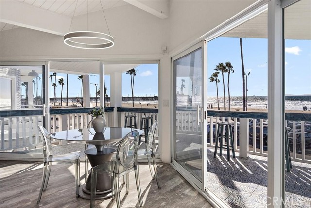 Detail Gallery Image 7 of 27 For 2214 W Oceanfront #B,  Newport Beach,  CA 92663 - 3 Beds | 3 Baths