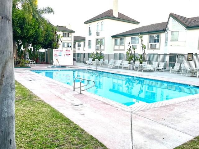 Detail Gallery Image 1 of 13 For 15000 Downey Ave #204,  Paramount,  CA 90723 - 1 Beds | 1 Baths