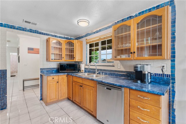 19692 Rowan Avenue, Rialto CA: https://media.crmls.org/medias/97ea4715-e1f8-405e-ba4c-a68d3605d834.jpg