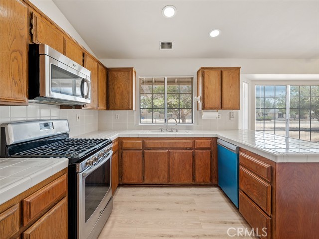 Detail Gallery Image 8 of 41 For 15464 Erie Rd, Apple Valley,  CA 92307 - 3 Beds | 2 Baths