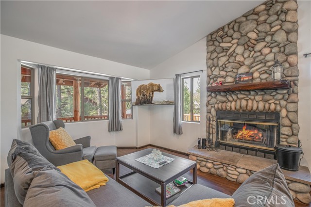 Detail Gallery Image 4 of 41 For 474 Lakewood Ln, Big Bear Lake,  CA 92315 - 3 Beds | 2 Baths