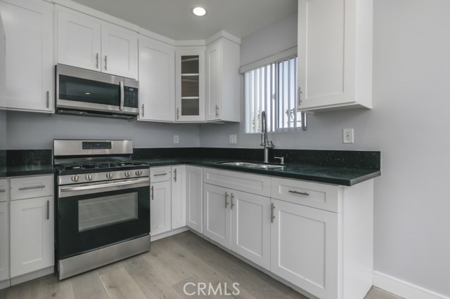529 W 80th Street, Los Angeles CA: https://media.crmls.org/medias/97ee3557-7226-4cd4-8082-6da7a2b28f0a.jpg