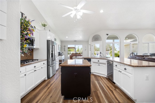 Detail Gallery Image 21 of 72 For 10978 El Centro Rd, Oak Hills,  CA 92344 - 4 Beds | 3 Baths