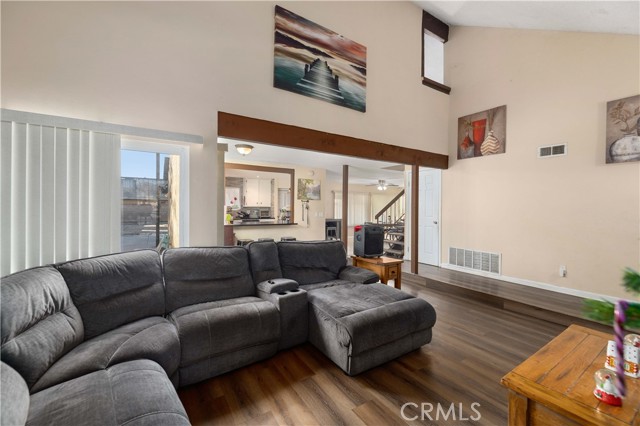 44627 11th E, Lancaster CA: https://media.crmls.org/medias/97f375e2-1479-4275-bdb8-d60b79174812.jpg