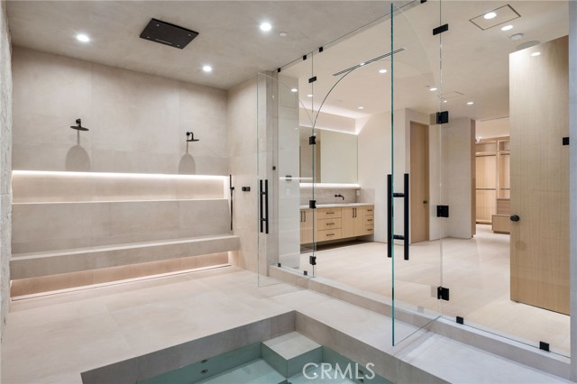 Detail Gallery Image 31 of 54 For 22924 Erwin St, Woodland Hills,  CA 91367 - 11 Beds | 9/2 Baths