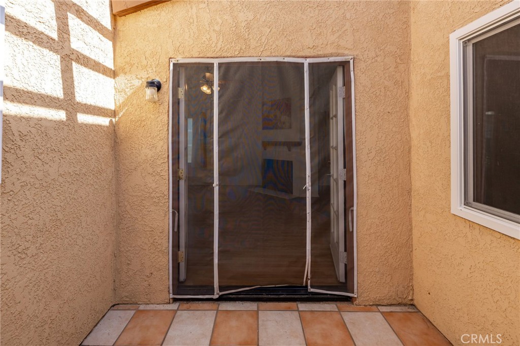 https://media.crmls.org/medias/97f4052e-89e3-4465-bdae-2983d4ca22d7.jpg?preset=X-Large