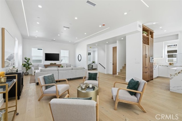 Detail Gallery Image 8 of 45 For 617 N Irena Ave #B,  Redondo Beach,  CA 90277 - 4 Beds | 3/1 Baths