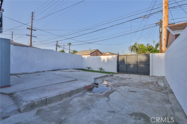 9218 Hooper Avenue, Los Angeles CA: https://media.crmls.org/medias/97f43372-d0fb-4c3a-916c-ca97dc5ae50d.jpg