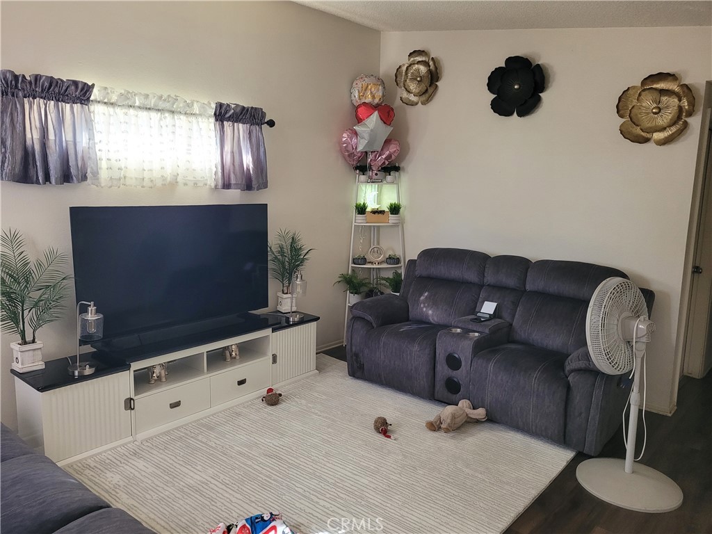 https://media.crmls.org/medias/97f4d1b5-2d87-42df-8b4c-1ad3e42d6f34.jpg?preset=X-Large