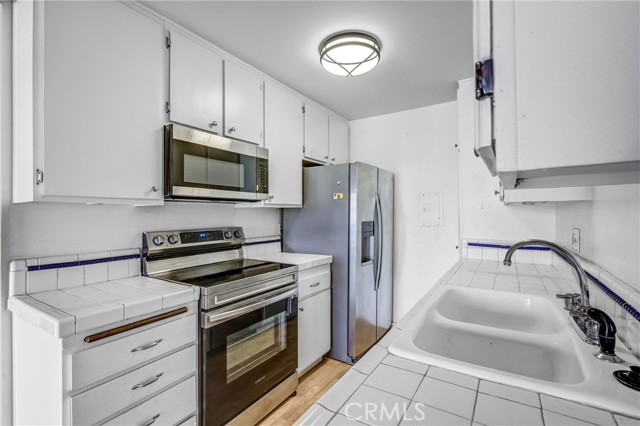 Detail Gallery Image 10 of 35 For 5460 White Oak Ave #E319,  Encino,  CA 91316 - 1 Beds | 1/1 Baths