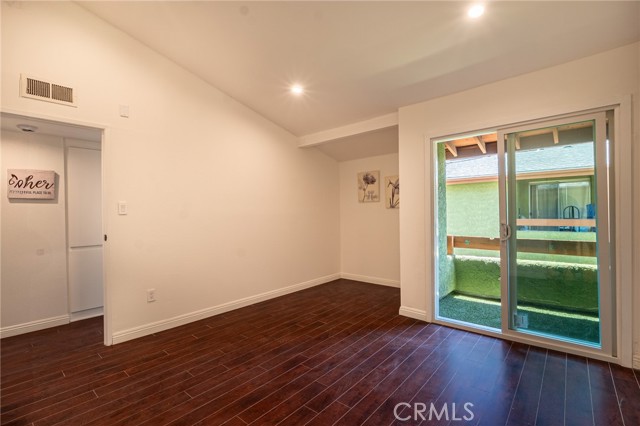 Detail Gallery Image 14 of 21 For 6155 Reseda Blvd #4,  Tarzana,  CA 91335 - 3 Beds | 2 Baths
