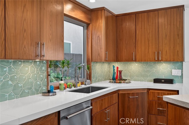 Detail Gallery Image 17 of 62 For 219 Colton, Newport Beach,  CA 92663 - 4 Beds | 3 Baths