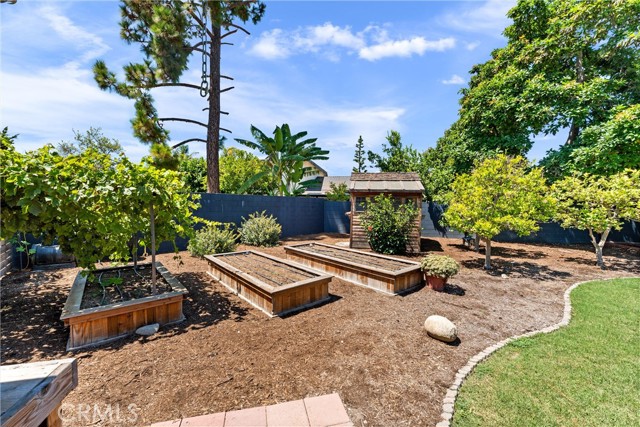201 W Harvey Avenue, Santa Ana CA: https://media.crmls.org/medias/97fe1e25-8c1c-450d-8147-8ec299ccf633.jpg