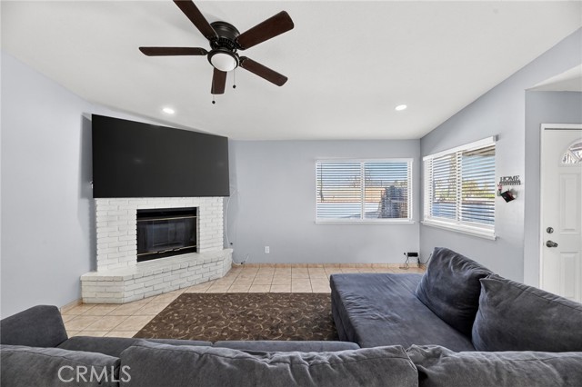 Detail Gallery Image 3 of 31 For 15505 Shadow Mountain Ln, Lake Elsinore,  CA 92530 - 3 Beds | 2 Baths