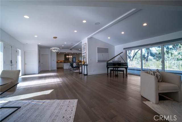Detail Gallery Image 9 of 33 For 753 Claymont Dr, Los Angeles,  CA 90049 - 3 Beds | 3 Baths