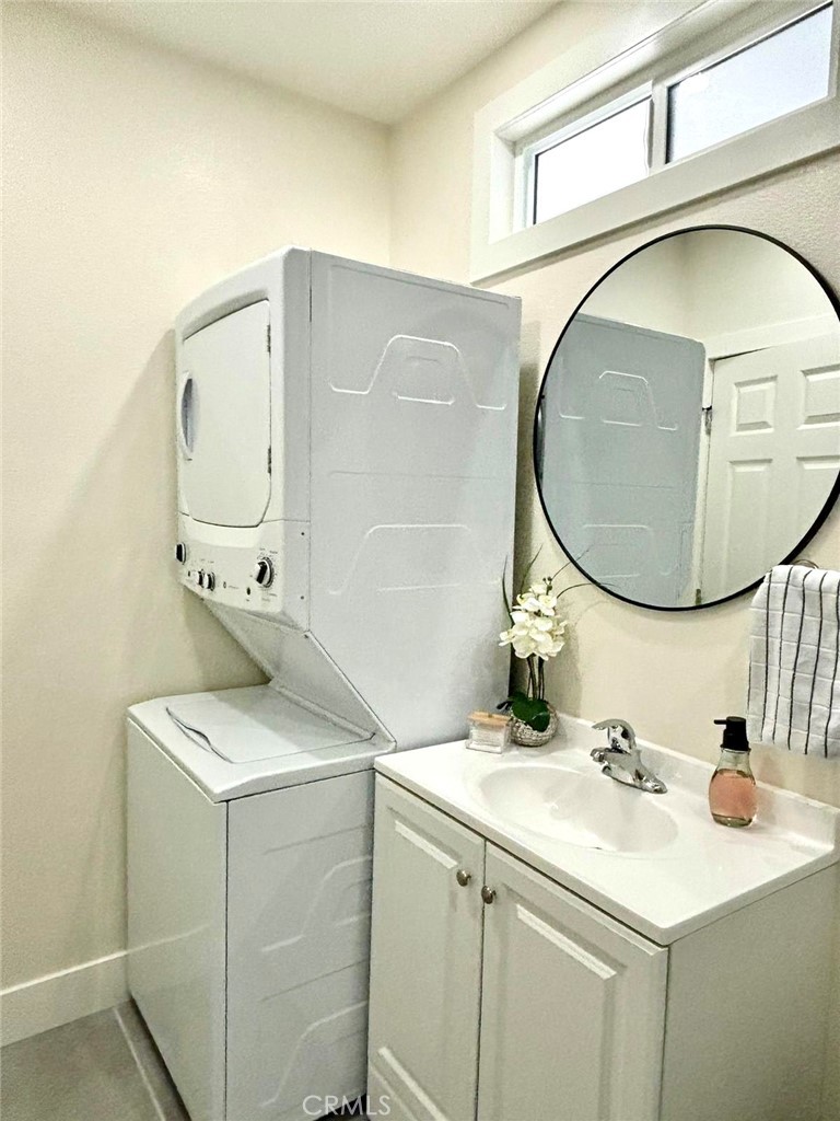 https://media.crmls.org/medias/9801d400-1aa7-482a-818c-4c7f2b2d3e85.jpg?preset=X-Large