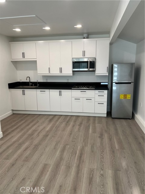 Detail Gallery Image 2 of 10 For 19849 Gresham St, Northridge,  CA 91324 - 1 Beds | 1 Baths