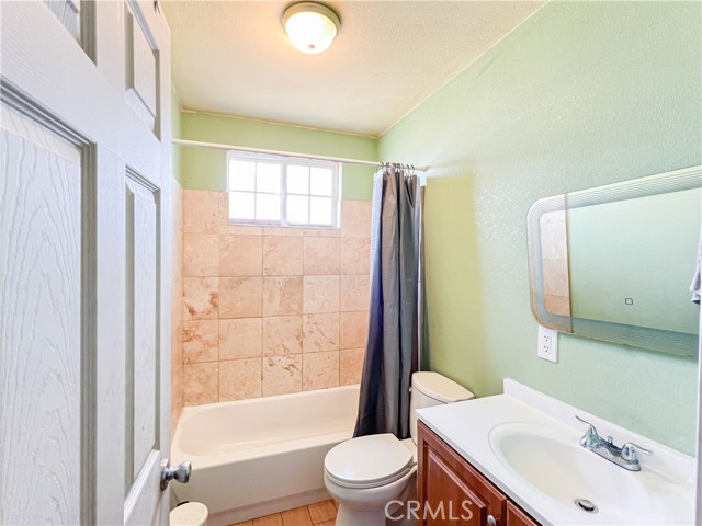 Detail Gallery Image 10 of 12 For 5500 Tamarack St, Bakersfield,  CA 93307 - 3 Beds | 2 Baths