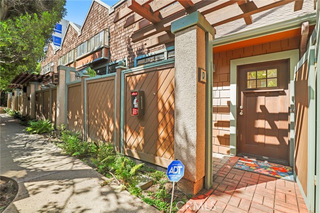 Detail Gallery Image 2 of 38 For 209 S Oakland Ave #D,  Pasadena,  CA 91101 - 3 Beds | 2/1 Baths