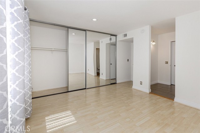 Detail Gallery Image 13 of 40 For 10504 Sunland Bld #5,  Sunland,  CA 91040 - 2 Beds | 1/1 Baths