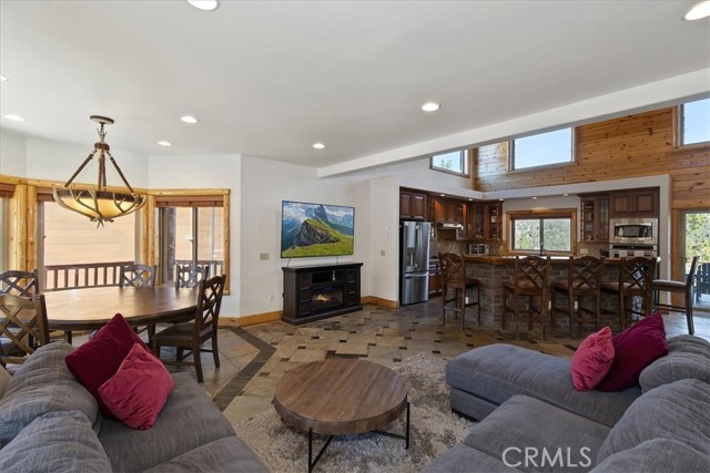 Detail Gallery Image 8 of 50 For 42324 Eagle Ridge, Big Bear Lake,  CA 92315 - 6 Beds | 4 Baths