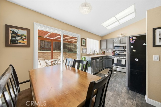 Detail Gallery Image 6 of 24 For 502 Hilltop, Palmdale,  CA 93551 - 2 Beds | 2 Baths